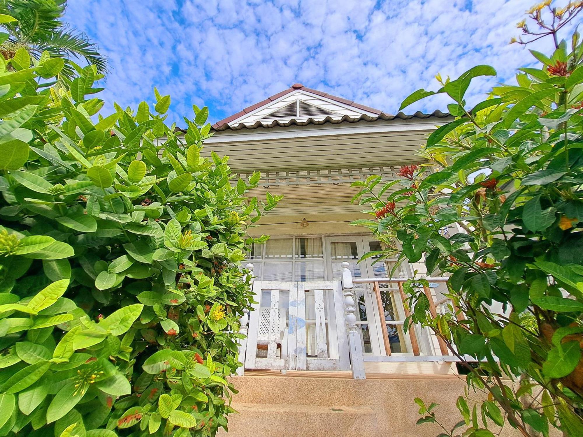 Prathana Garden Beach Resort Hua Hin Exterior photo